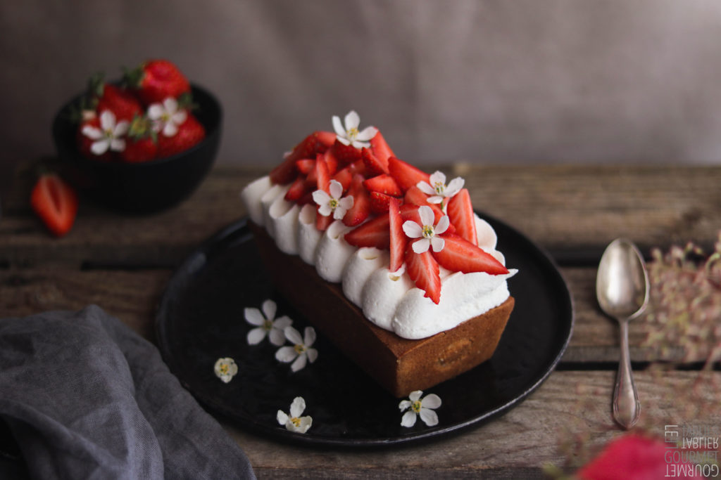 Cake au citron, insert fraises et chantilly fleur de sureau 