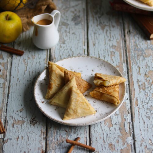 Des samoussages de crêpes garnis de pommes et pores