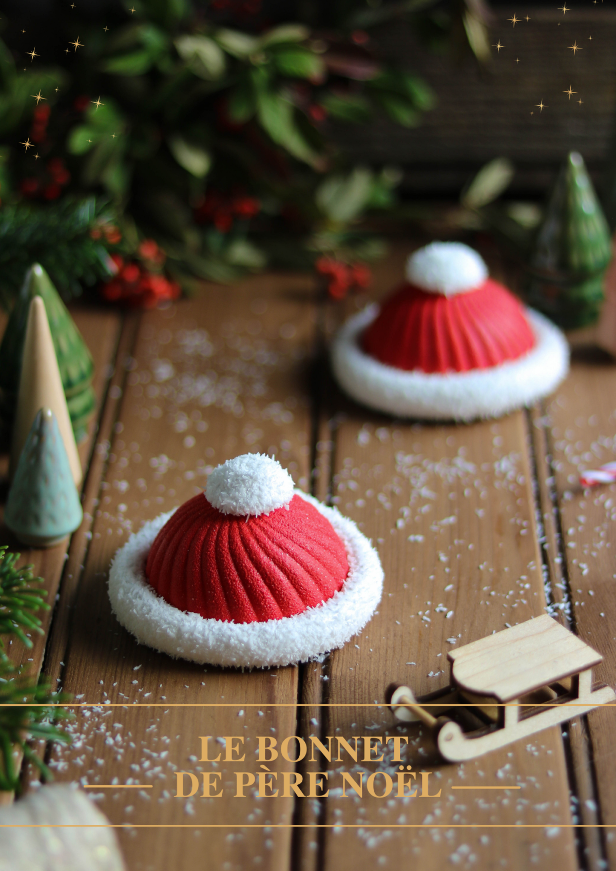 Ces entremets sont des demi-sphères floquées en rouge surmontées de guimauve à la noix de coco qui les fait, visuellement, ressembler au bonnet du père Noël