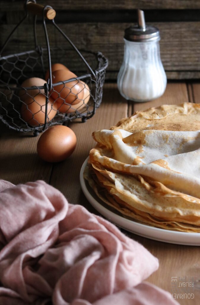 Des crêpes sucrées au sarrasin présentées de profil et en moitié 