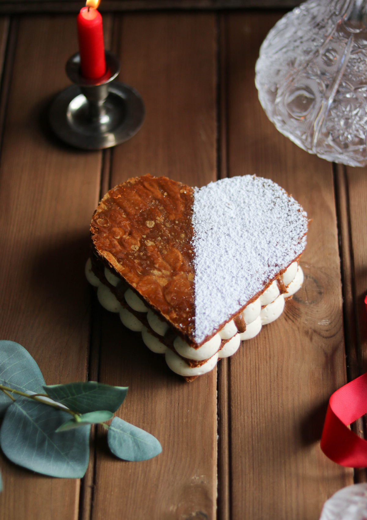 Un mille-feuilles qui a la forme d'un coeur et composé d'un feuilletage, d'une crème diplomate et d'un praliné amande/vanille