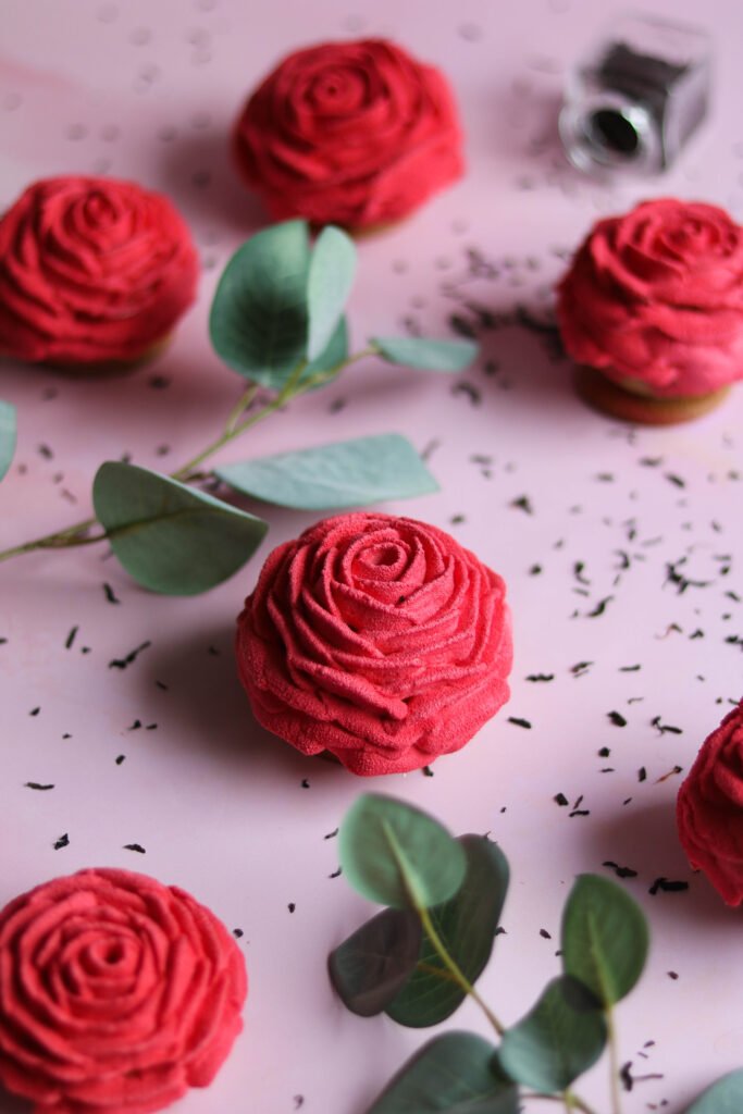 Un entremets en forme de roses et parfumé à la mangue et au jasmin