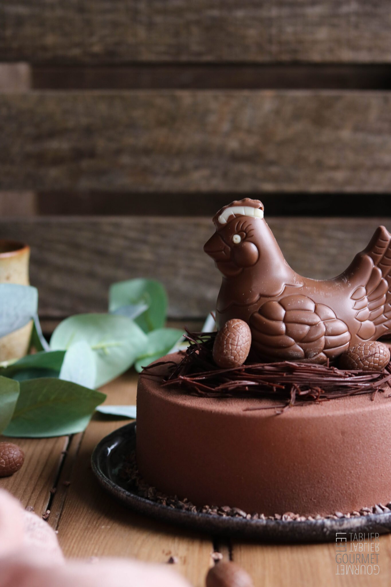 L'entremets de Pâques au chocolat et caramel est surmonté d'un nid et d'une poulette en chocolat