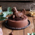 L'entremets de Pâques surmonté d'un nid en chocolat et d'une figurine en chocolat
