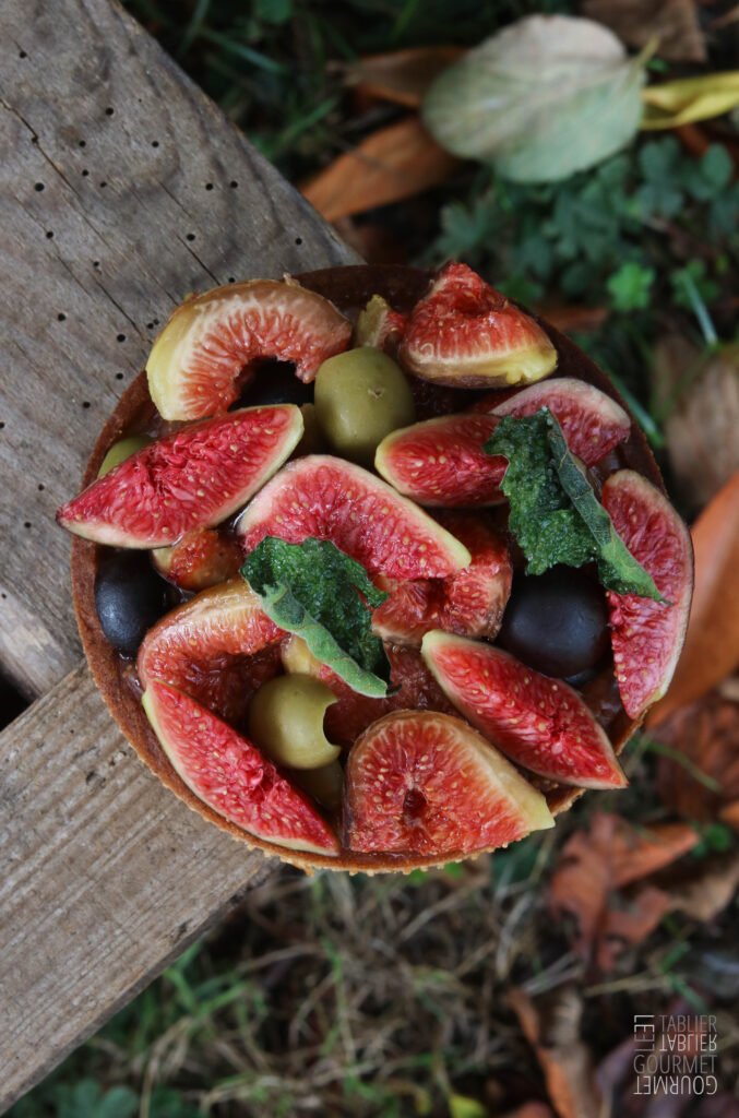 La tarte figues et olives de Claire Damon vue du dessus 