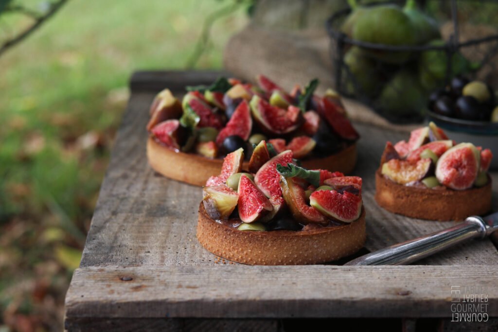 La tarte figues et olives de Claire Damon photographiée à l'extérieur 