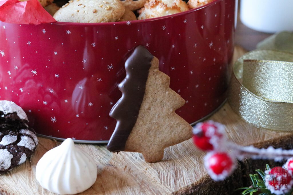 Biscuits au sarrasin recouverts à moitié de chocolat noir fondu