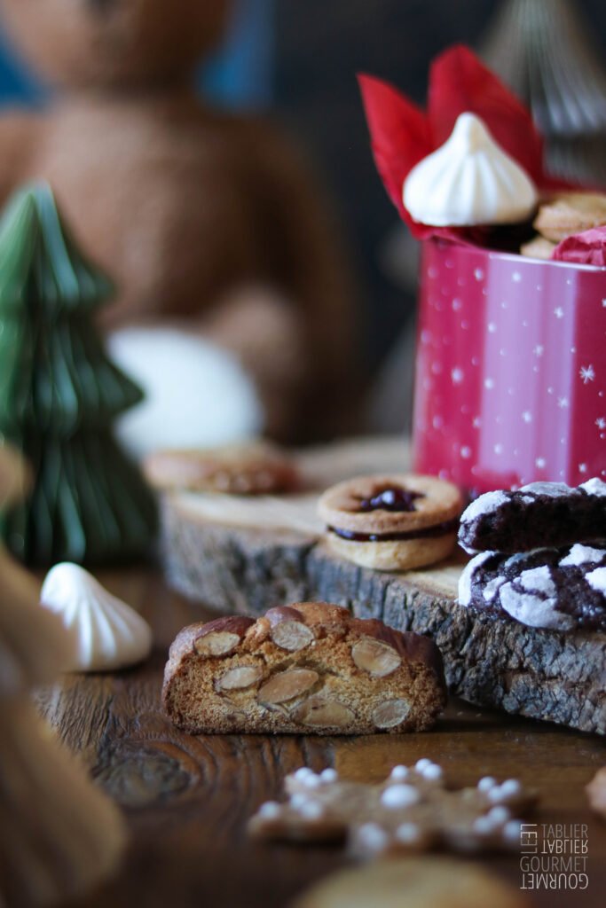 Les biscotti aux amandessont placés à côté de la boîte débordante de biscuits 