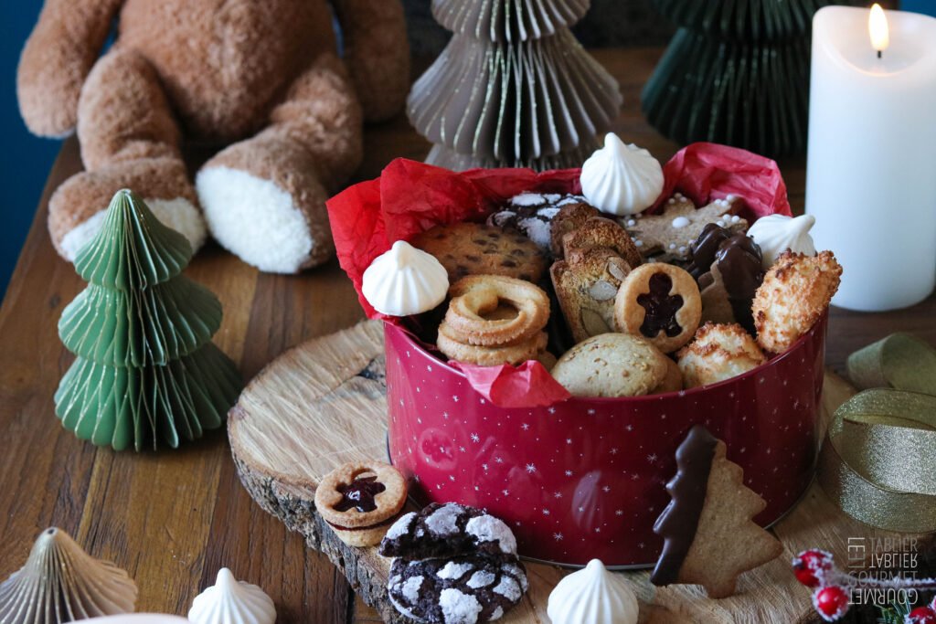 Vue d'ensemble de la boîte à biscuits et des biscotti aux amandes