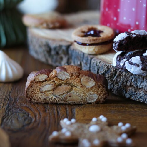 Gros plan sur un biscotti aux amandes