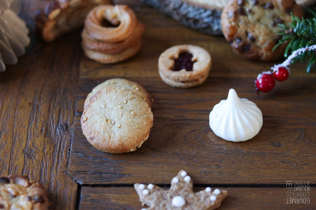 Les biscuits au citron et sésame vegan sont pris en gros plan au milieu des autres 