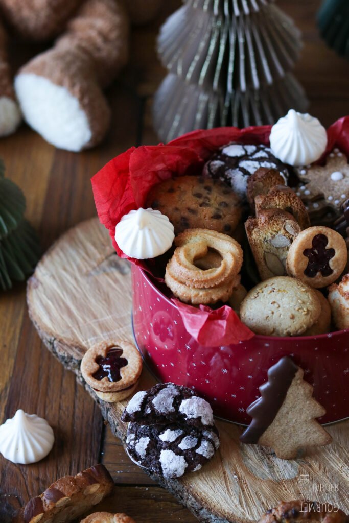 Zoom sur la boîte à biscuits et son contenu