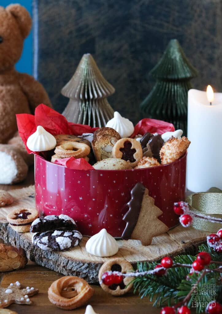 La boîte à biscuits vue de face et débordante