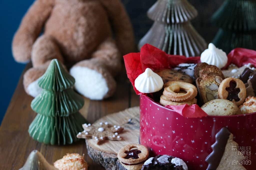 La boîte à biscuits de Noël et tous les sablés disposés autour