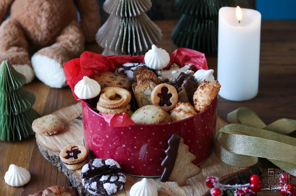 La boîte à biscuits de Noël avec tous ses sablés, vue de face