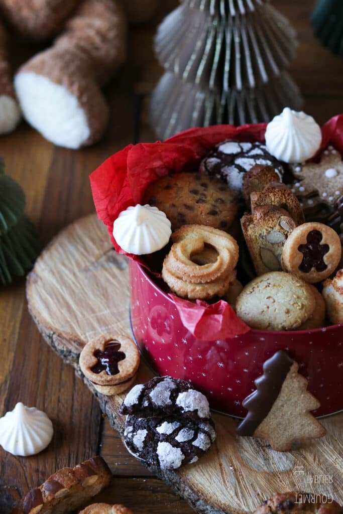 Zoom sur les sablés et autres douceurs contenus dans la boîte à biscuits de Noël 