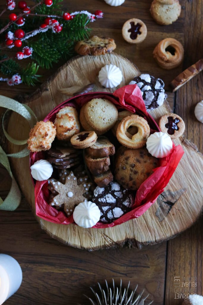 La boite à biscuits vue en surplomb avec tous les gâteaux qui débordent 