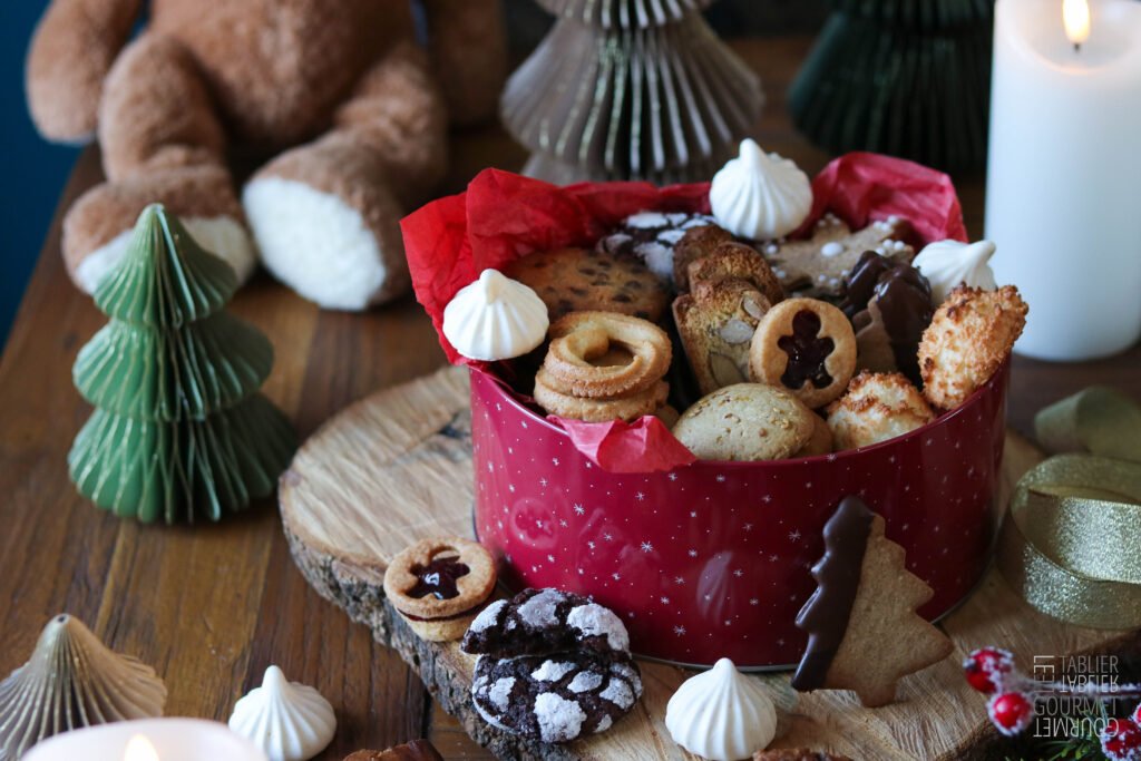 La boîte à biscuits contenant les lunettes à la cerise et débordant de plein d'autres petits gâteaux