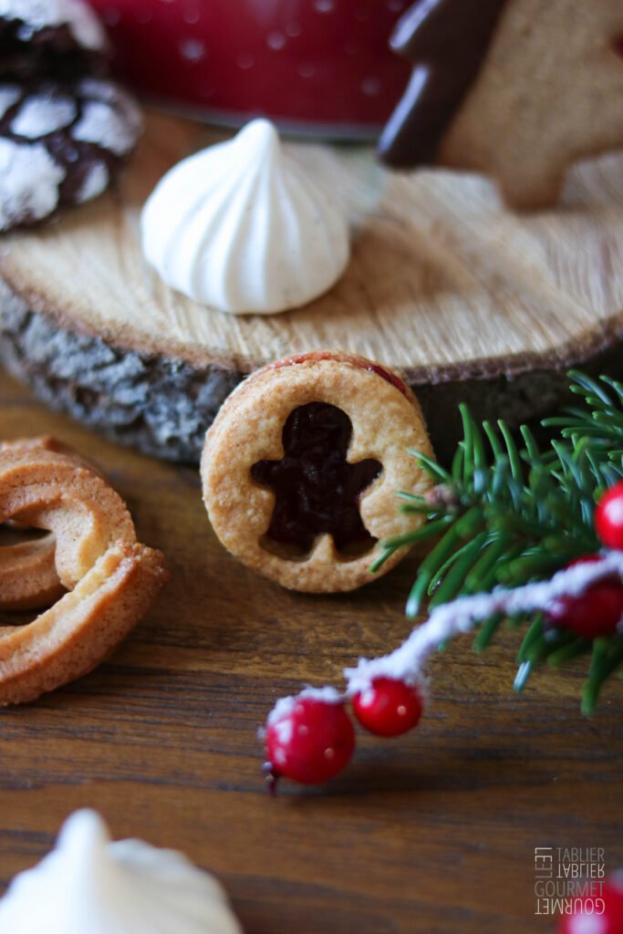 Lunettes de Romans à la cerise, avec un petit gingerbread man au centre
