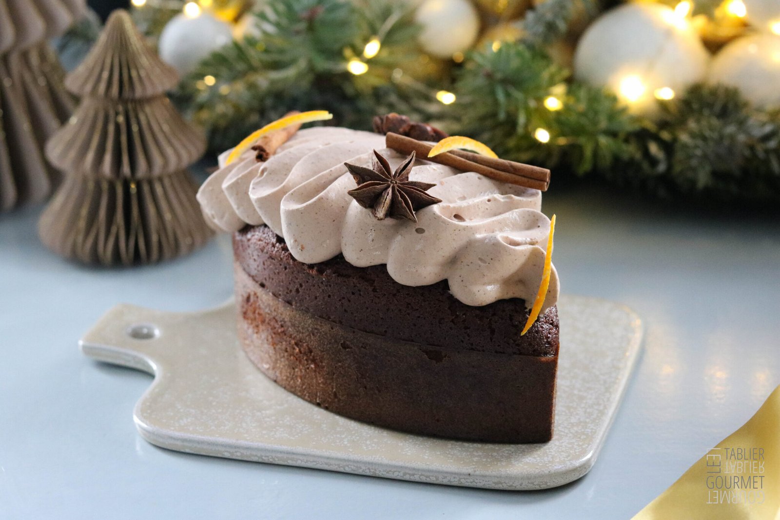 Le cake de Noël de Christophe Michalak mis en scène dans une ambiance doré