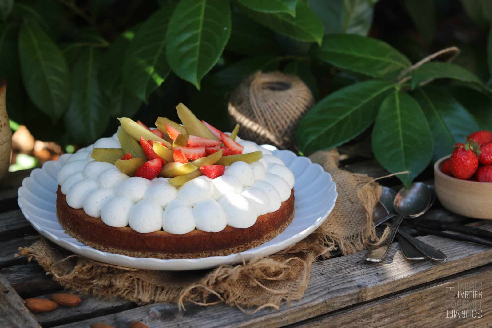 Une tarte fraise et rhubarbe comme un fantastik et composée d'un shorbread, de crème d'amandes, de chantilly, de fraises et de rhubarbe pochée à la vanille