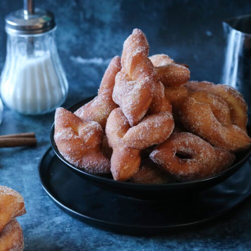 Un plateau de bugnes pour le goûter de mardi gras