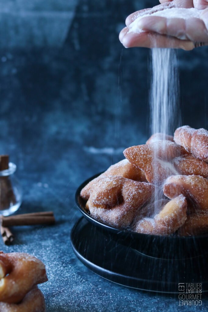 Bugnes lyonnaises arrosées de sucre en poudre