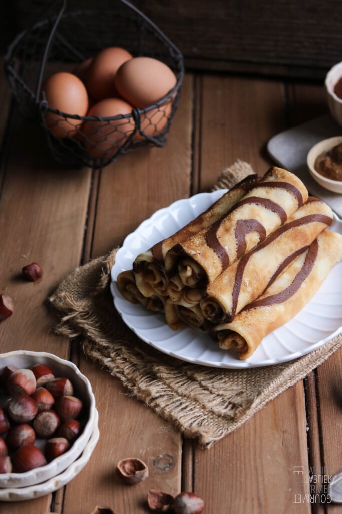 Des crêpes zébrées et cacao roulées et entassées