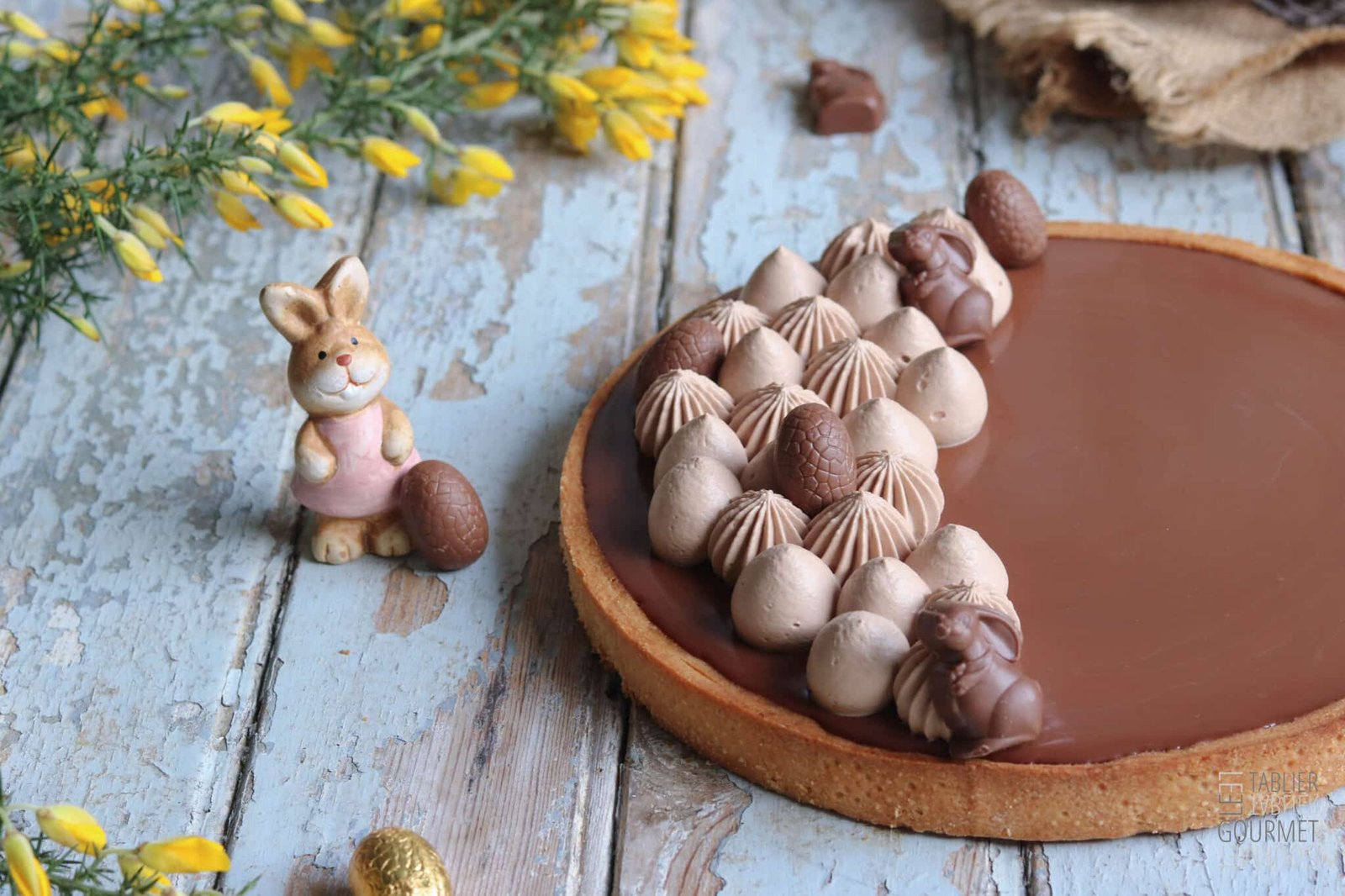 Gros plan sur la tarte au chocolat de Pâques