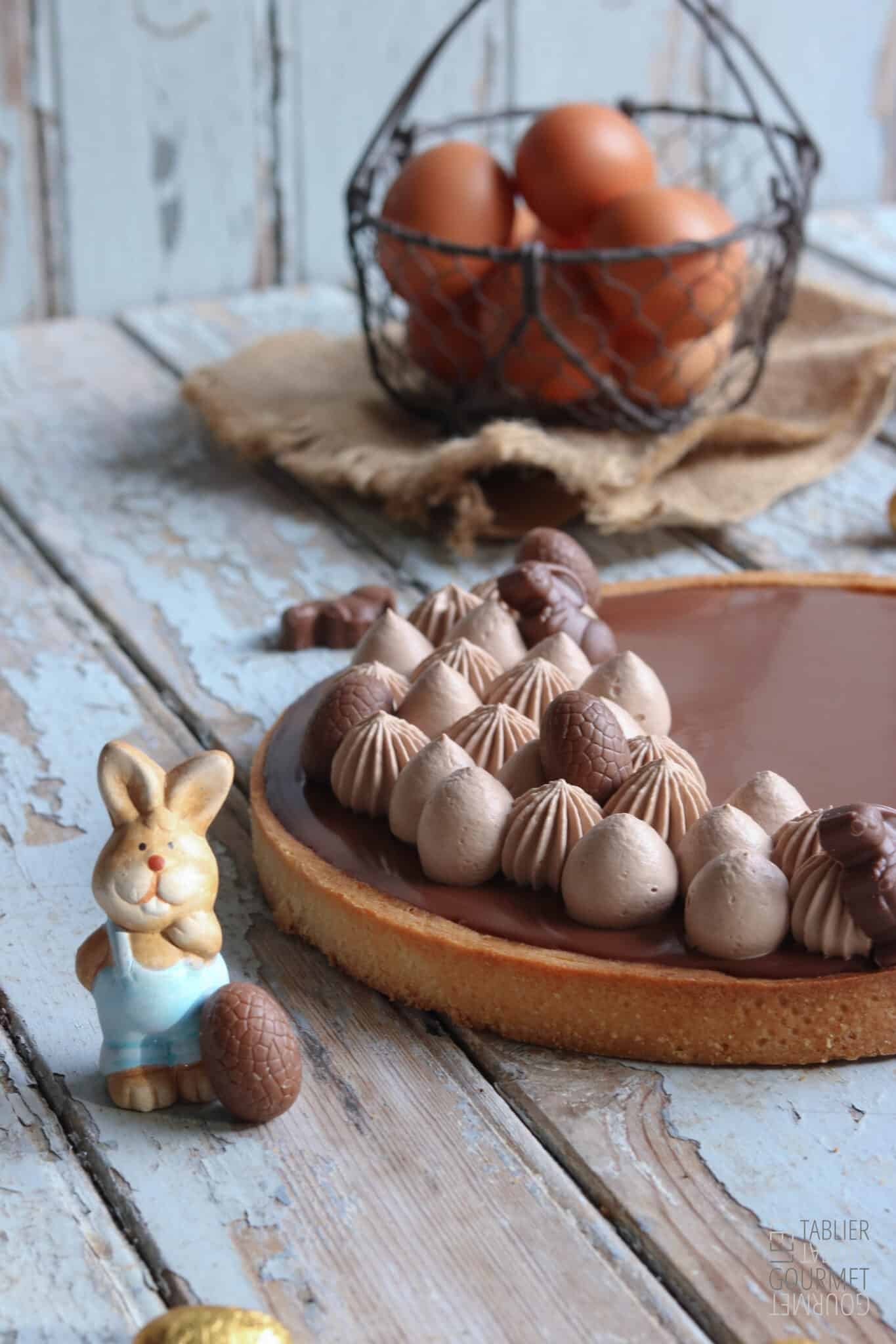 Gros plan sur la tarte chocolat et caramel de Pâques