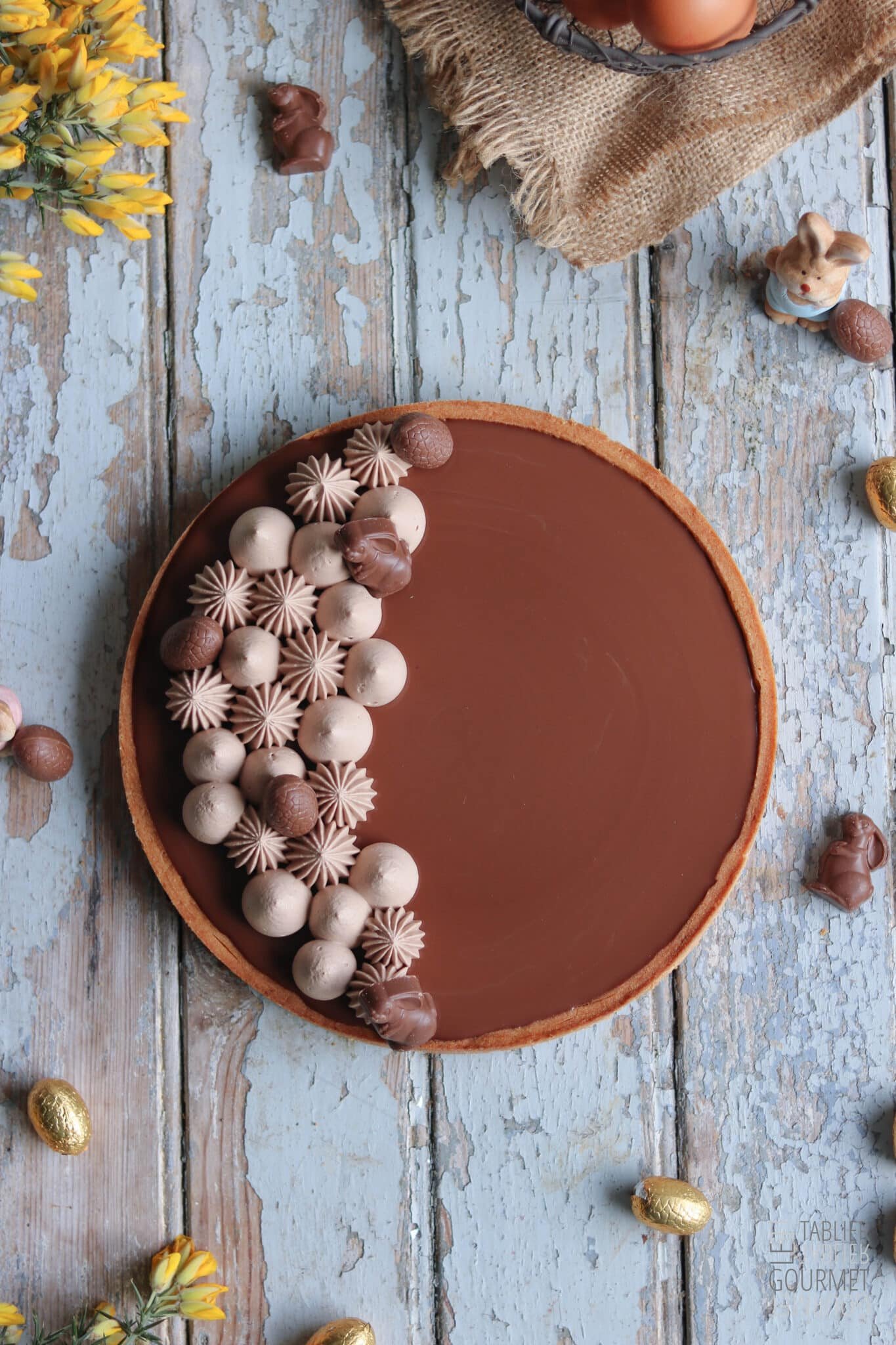 La tarte au chocolat et caramel de Pâques vue de dessus