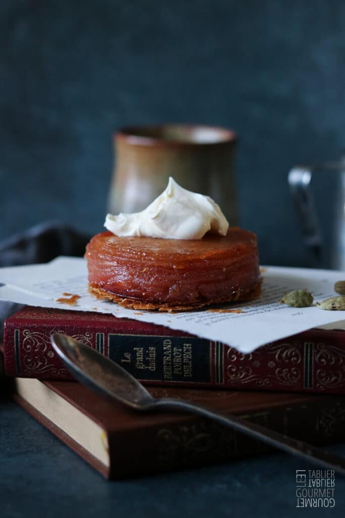La tarte tatin aux coings avec de la cardamome et de l'orange prise en photo de face