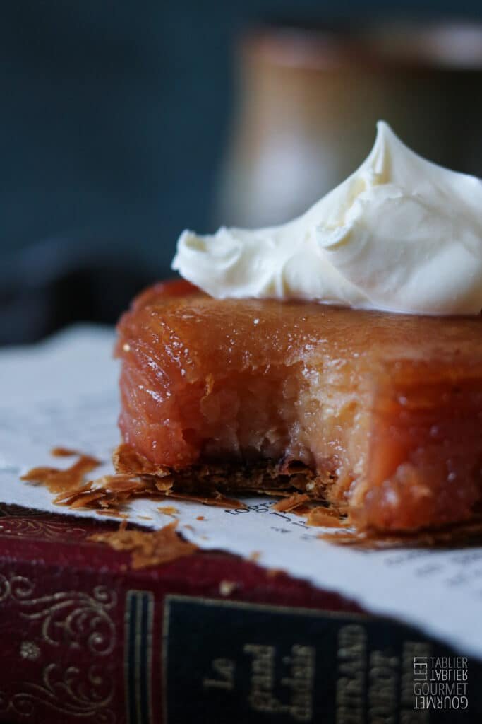 Gros plan sur la tarte tatin aux coings