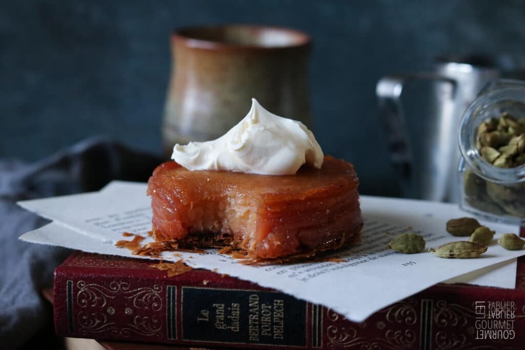Une tarte tatin aux coings et aux épices (cardamome et orange)