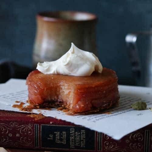 Une tarte tatin aux coings et aux épices (cardamome et orange)