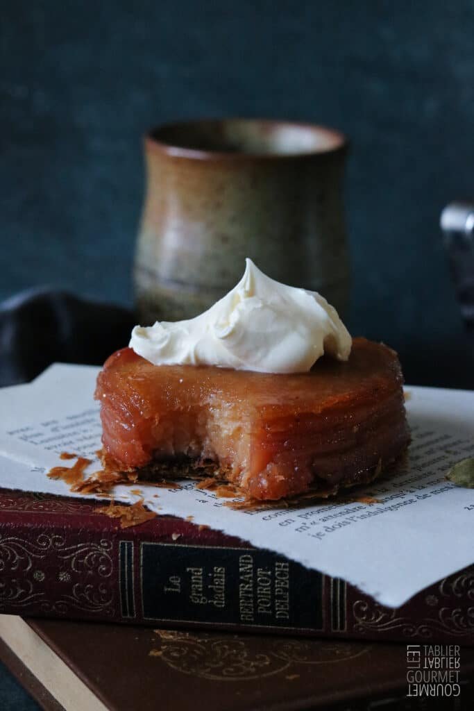 Un zoom sur la tarte tatin aux coings dont une part à été prélevée